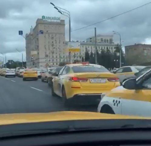 Anonymous manda in tilt i taxi di Mosca